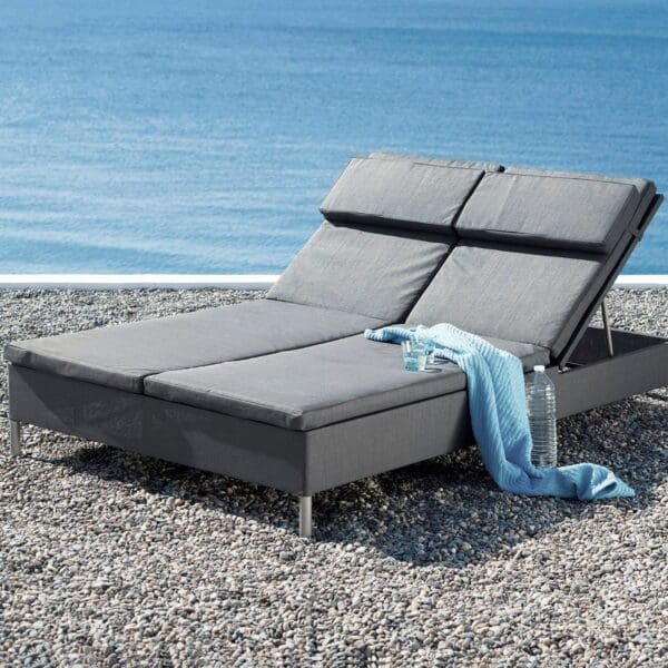 A double lounge chair on the beach